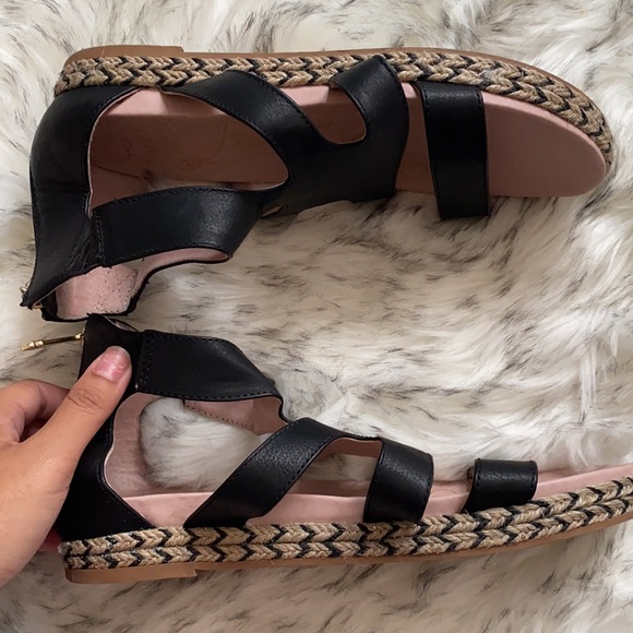 Women’s NEW sandals in EXCELLENT Condition! - Picture 5 of 7